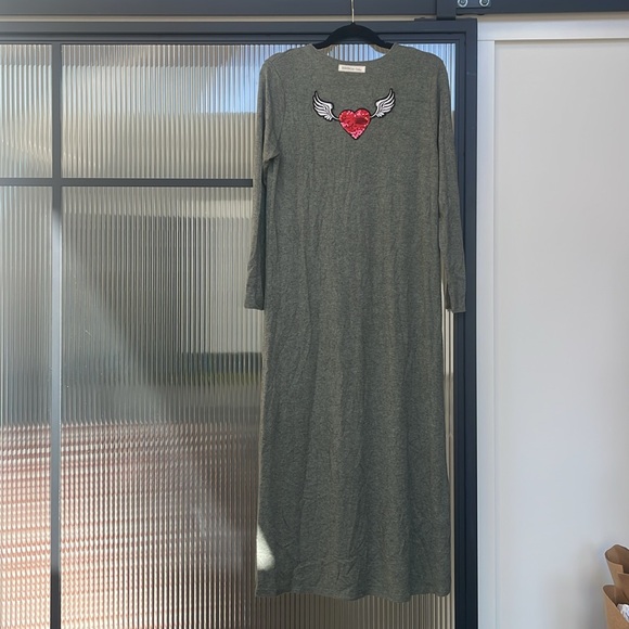 Unique maxi sweater dress with sequin heart detail - Picture 2 of 3